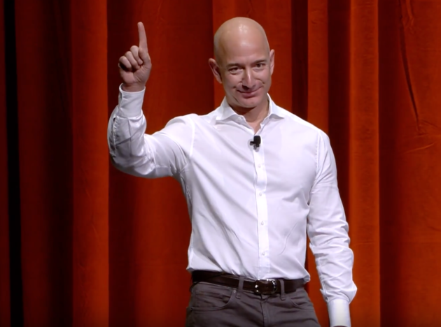 Với Jeff Bezos, phương châm "khách hàng là thượng đế" được thực hiện triệt để. Ông dành hẳn một chiếc ghế trống trong bàn họp để đại diện cho khách hàng - những người mang đến lợi nhuận cho công ty. Ảnh: GeekWire.