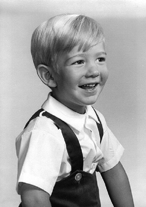 Jeff Bezos - CEO của công ty Amazon sinh ngày 12/1/1964 tại New Mexico. Bố mẹ ông kết hôn và sinh ra ông ở độ tuổi rất trẻ. Cuộc hôn nhân của hai người chỉ kéo dài một năm rưỡi. Lên 4 tuổi, mẹ ông kết hôn với một người Cuba nhập cư vào Mỹ. Ảnh: Hongkiat.