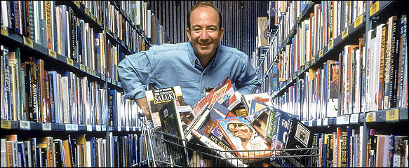 Năm 1994, nhận thấy thị trường web tăng 2.300% chỉ trong một năm, Jeff Bezos phát hiện ra khả năng tiềm ẩn của internet. Ông cho rằng internet không chỉ là một thư viện khổng lồ mà còn là thị trường rộng lớn cho việc kinh doanh tất cả các loại hình sản phẩm. Ảnh: Internet History Podcast.
