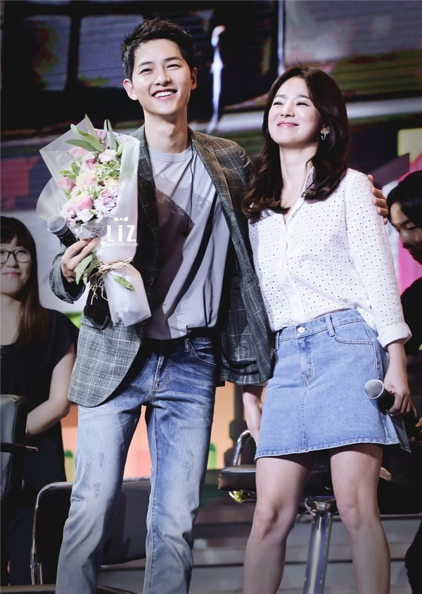 Sau khi bén duyên qua bộ phim "Hậu duệ mặt trời", cặp đôi Song Hye Kyo và Song Joong Ki dính nghi án hẹn hò và giờ đây, thông tin cả 2 sẽ quyết định kết hôn vào tháng 10 sắp tới gây bất ngờ với fan hâm mộ và xôn xao trong cộng đồng giải trí châu Á.
