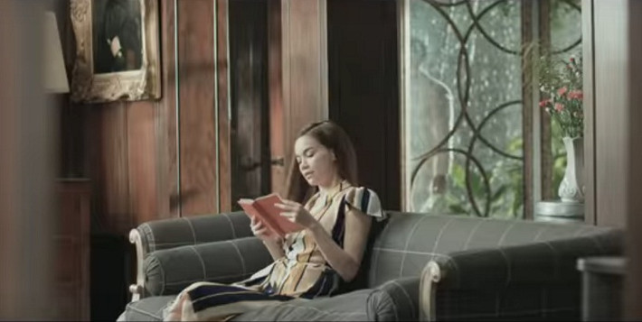 Cửa kính lớn hướng ra khu vườn mang không gian xanh vào bên trong.