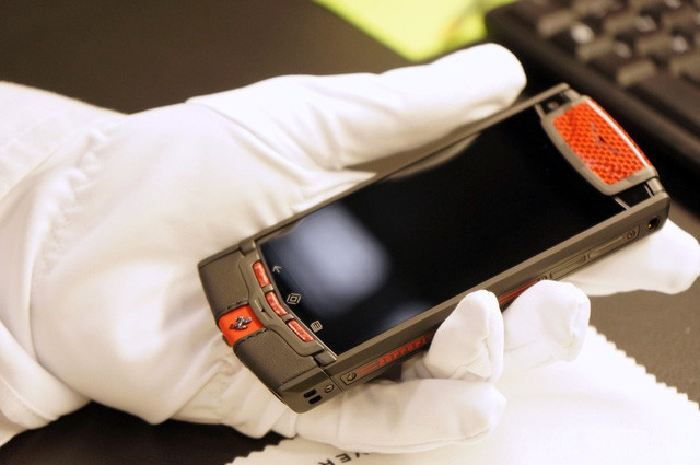Mỗi kỳ sư chế tạo ra chiếc Vertu được coi như một nghệ nhân. Ảnh: Theverge.