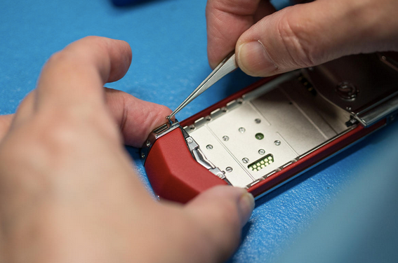 Bàn phím vật lý của Vertu Signature S được lắp ghép từng con ốc bằng tay. Ảnh: Cnet.