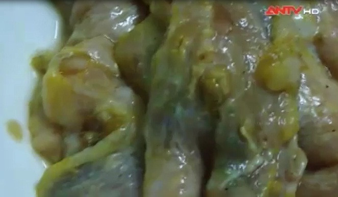Những đĩa đồ nướng được cho là nầm và thịt bò, dù tẩm ướp kỹ vẫn không giấu được dấu hiệu của sự phân hủy do để quá lâu. Ảnh: ANTV.