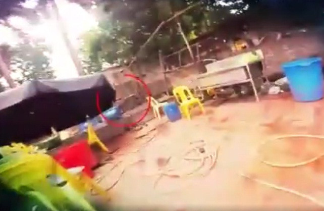 Vỉ nướng để trên nền đất bẩn. Ảnh: ANTV.