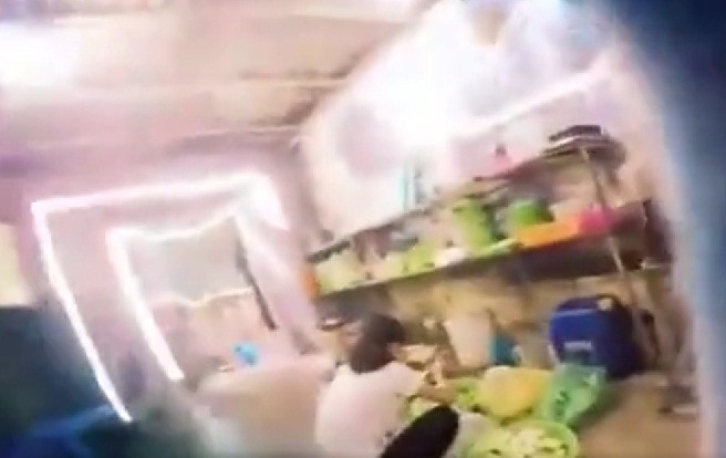 Những người bán hàng tại một chợ đầu mối ở Hà Nội tiết lộ bí mật rùng rợn đằng sau đĩa đồ nướng siêu rẻ trên vỉa hè. Ảnh: ANTV