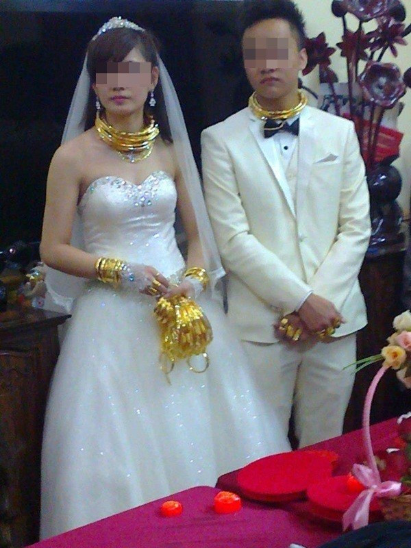 Tại Lạng Sơn, vào cuối năm 2012, đám cưới của một thiếu gia và ái nữ con nhà đại gia ở thị trấn Đồng Đăng (Cao Lộc) khiến khách mời choáng váng bởi vô số vòng vàng, lắc vàng trên người cô dâu, chú rể. Ảnh: Vietnamnet.
