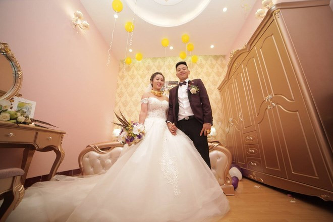 Tháng 10/2016, cô dâu Phương Hằng ở Hà Nội khiến nhiều bạn trẻ ghen tỵ vì số lượng kiềng vàng nặng trĩu trên tay và cổ. Ảnh: FBNV.