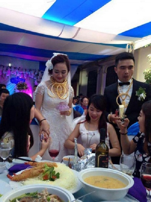 Năm 2015, cộng đồng mạng xôn xao về đám cưới toàn vàng tại tại thị trấn Tây Sơn, huyện Hương Sơn, tỉnh Hà Tĩnh. Ảnh: Đời Sống & Pháp Luật.
