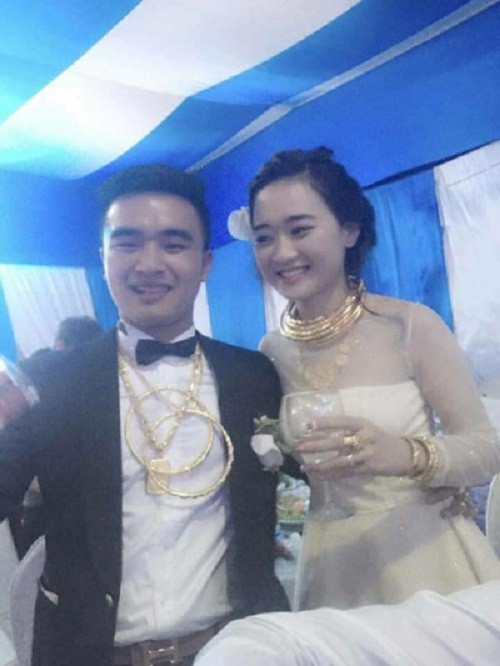 Hình ảnh cô dâu và chú rể đeo vàng nặng trĩu khiến khách mời phải kinh ngạc. Ảnh: Đời Sống & Pháp Luật.