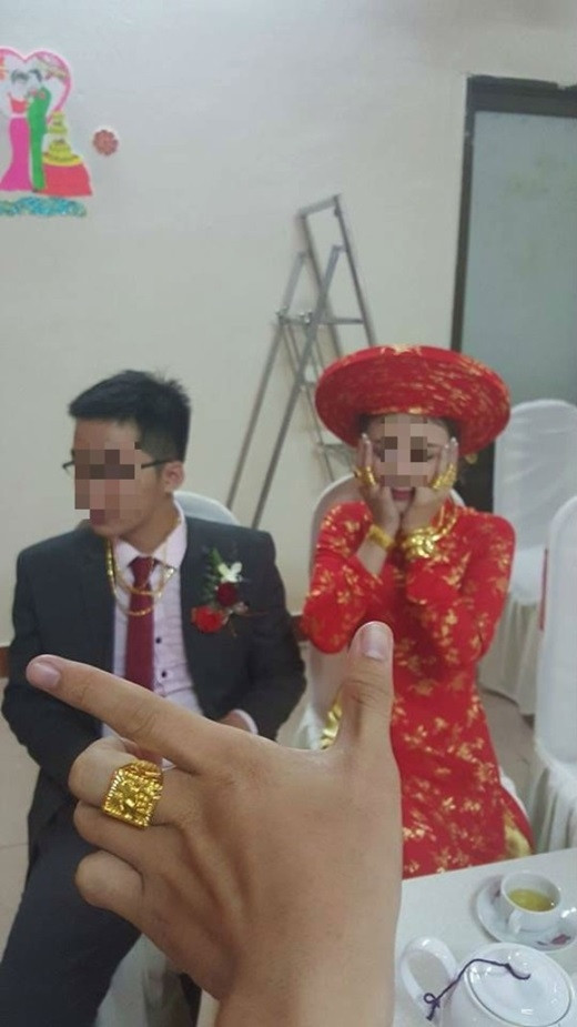 Theo thông tin, đám cưới là của một cặp đôi ở Quảng Nam. Cô dâu, chú rể đều sinh ra trong gia đình doanh nhân giàu có nên người tham dự hôn lễ cũng không lấy làm lạ khi của hồi môn dành cho đôi trẻ lại “khủng” đến vậy. Ảnh: Khám phá.