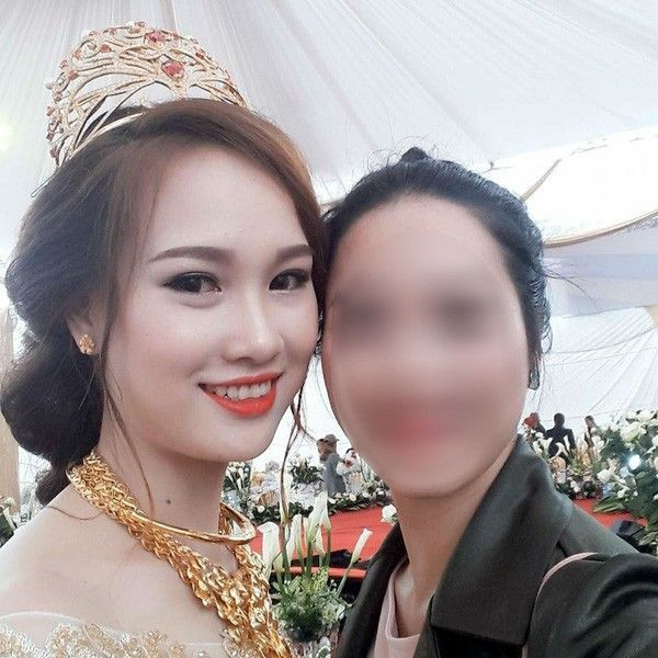Bên cạnh trang sức vàng đeo đầy cổ, tay, cô dâu còn nhận được chiếc vương miện 100 cây vàng, trị giá khoảng 2 tỷ đồng. Ảnh: Saostar.