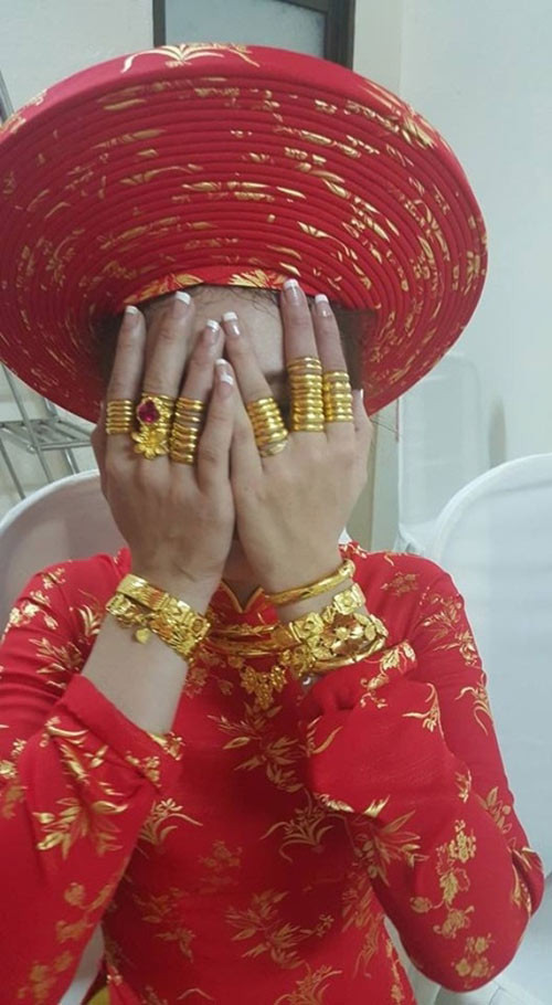 Những ngày đầu tháng 9/2015, hình ảnh một cô dâu đeo vàng kín cả hai cánh tay được cộng đồng mạng chia sẻ và bàn tán. Ảnh: Khám phá.