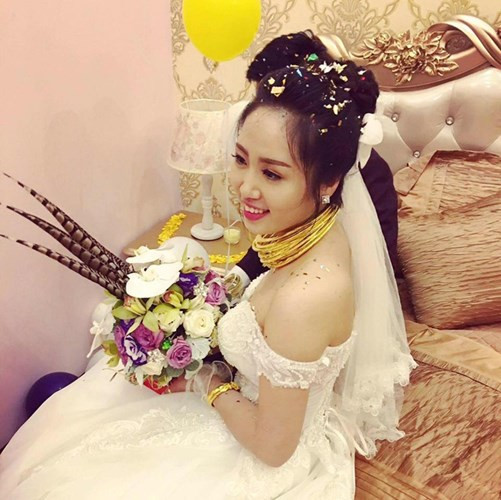 Nhìn vào số lượng vàng, trang sức mà cô dâu mang trên người, nhiều bạn trẻ, phải ngạc nhiên trước sự giàu có. Ảnh: FBNV.
