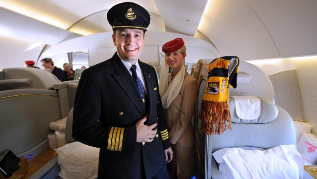 Trong khi đó, lương khởi điểm cho phi công của hãng hàng không đình đám Emirates Airlines là 11.134,8 USD/tháng với gia số 2%/năm. Thêm vào đó mỗi giờ bay phi công còn có thể nhận được trợ cấp trách nhiệm tương đương 50DH/giờ bay (13,5 USD). Ảnh: News.