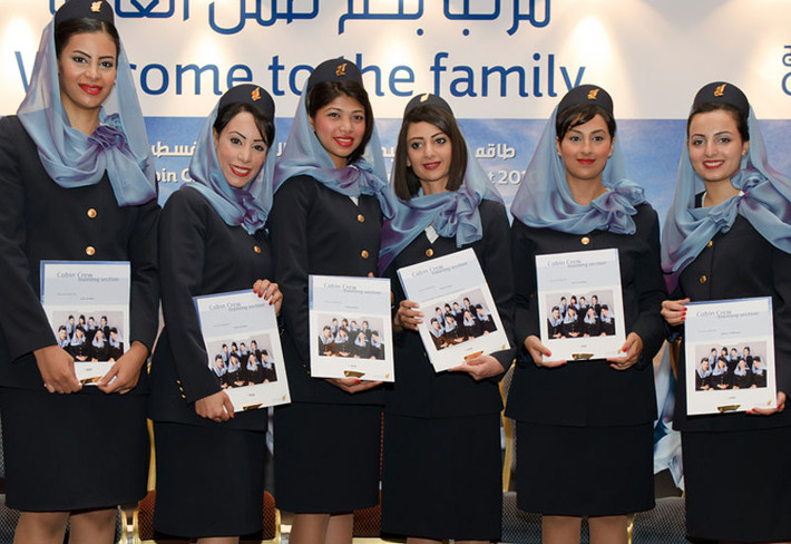 Ngoài tiền lương cố định 1.525 USD/tháng, tiếp viên hãng Saudi Arabian còn được trợ cấp điện thoại 11 USD/tháng và 30 ngày phép/năm. Ảnh: Aviation News.
