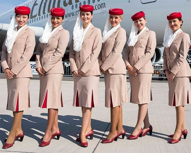 Thu nhập bình quân mỗi tháng của tiếp viên hàng không Emirates Airlines vào khoảng 2.545.5 USD (tương đương 60 triệu đồng). Ảnh: Printest.