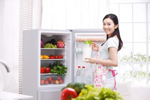 Mở tủ lạnh quá lâu hoặc đóng cửa không kín sẽ khiến hơi nóng bên ngoài tràn vào tủ. Khi đó, nhiệt độ thực phẩm trong tủ tăng lên, chi phí năng lượng cũng tịnh tiến. Ảnh: Internet.