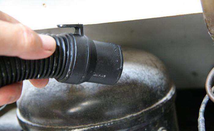 Hầu hết mọi người đều không có thói quen vệ sinh phía sau tủ lạnh. Những bụi bẩn phía sau có thể làm tắc nghẽn hệ thống làm lạnh, tổn hao lượng điện năng đáng kể. Ảnh: Dienmayxanh.