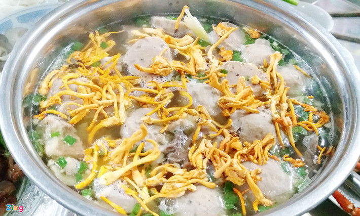 Một số người chọn cách cho nấm đông trùng hạ thảo vào thức ăn trực tiếp trong bữa cơm hàng ngày.