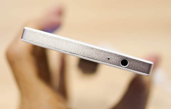Góc máy BPhone 1 được làm cong nhẹ giúp tổng thể sản phẩm khá vuông vức. Ảnh: Tinhte.