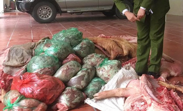 Thịt ở hầu hết quán nướng vỉa hè được nhập ở các chợ đầu mối, những lợn lung tung. Phần lớn là các loại thịt không tiêu thụ hết tại các lò, người ta dồn vào và xuất đi nơi khác. Ảnh: Baophunu.
