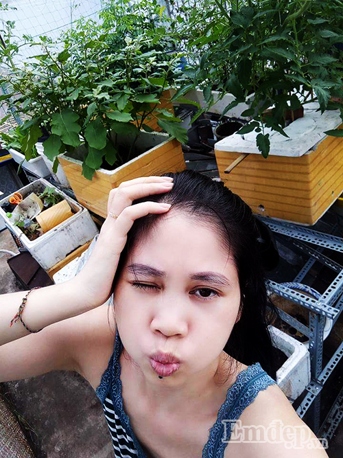 Vy sinh năm 1990, được bạn bè gọi thân mật là Love Rain, sống ở Thuận Kiều, phường 12, quận 5, TP Hồ Chí Minh. Sở hữu 40 mét vuông sân thượng, Vy tiết kiệm tiền dần dần, quyết định theo đuổi đam mê trồng cây, cung cấp giống cây cho những người cũng có đam mê như mình. Mới chỉ có tám tháng mà khu vườn trên sân thượng của Vy tràn ngập màu xanh, cây lá cũng sai trĩu quả.