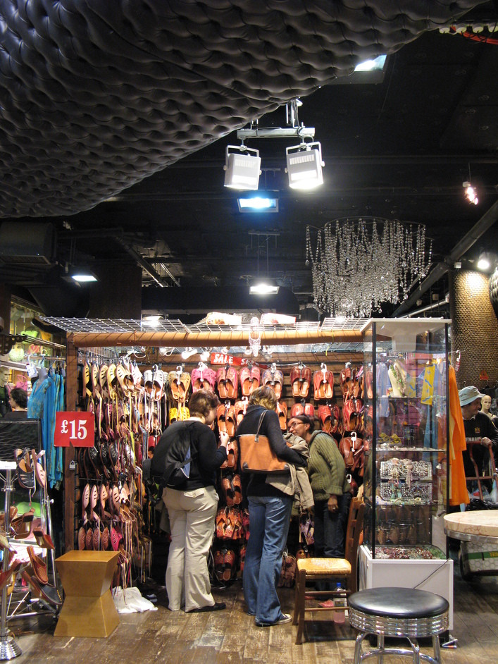 Khu giầy dép thời trang. Ảnh: Londontown.