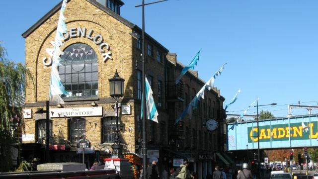 Camden Lock Market là địa điểm vui chơi giải trí, khu mua sắm nổi tiếng ở phía Bắc London, thu hút đông khách tham quan cũng như người dân địa phương. Ảnh: Pinterest.
