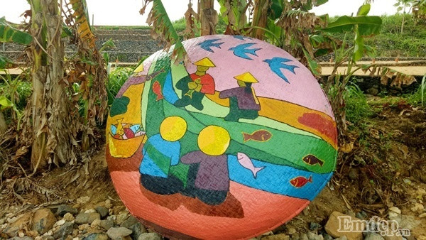 Không thể ngờ những chiếc thuyền thúng, vật dụng sinh nhai gắn bó với những người dân chài từ đời này qua đời khác lại trở nên sinh động và đáng yêu đến thế.