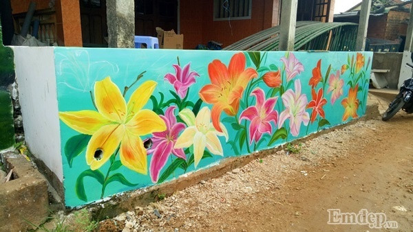 Sau khi hoàn thành xong làng bích họa đầu tiên của Quảng Ngãi ở Đảo Bé – Lý Sơn, thì ngay lập tức trong đất liền cũng 14 bức tranh được vẽ lên tường với đủ màu sắc vô cùng sinh động, khoác lên những bức từng cũ kỹ nơi đây 1 bộ mặt hoàn toàn mới.