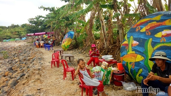 Những hàng quán mới cũng được dựng lên phục vụ cho du khách.
