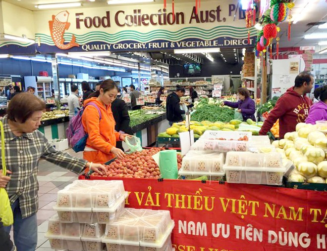 Có vị khách mua cả chục kg vải về ăn dần. Ảnh: Zing.