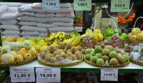 Các loại hoa quả nhập khẩu từ Việt Nam như chuối, hồng xiêm, vú sữa...được bày bán tại siêu thị Thanh Bình Jeune, gần Paris, Pháp. Ảnh: TTXVN.