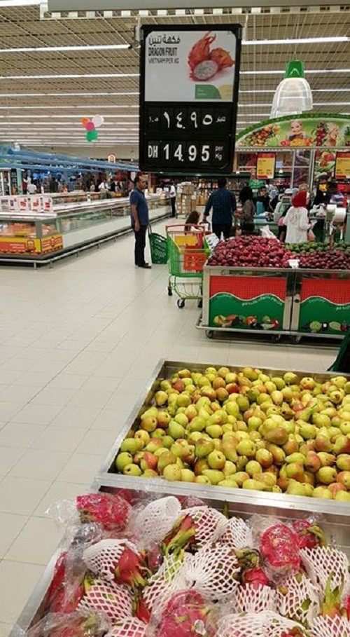 Không chỉ có vải, xoài, trái thanh long Việt Nam xuất hiện tại siêu thị tại Dubai qua trang cá nhân của Đại sứ Phạm Bình Đàm. Ảnh: Zing.