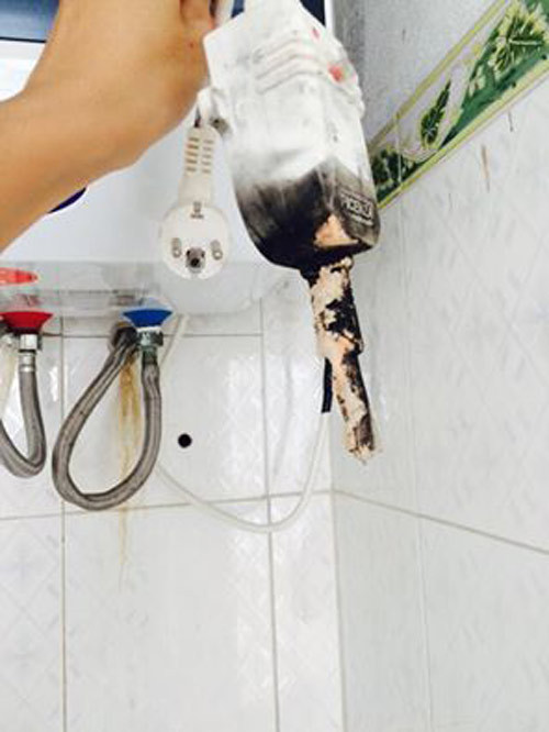 Cho rằng bình nóng lạnh có rơ le tự ngắt nên nhiều gia đình vẫn bật bình trong khi tắm. Thực tế, rơ le chỉ điểu chỉnh nhiệt độ nước trong bình, không có tác dụng chặn dòng điện truyền vào nước khi tắm. Ảnh: Giadinh.