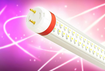 Đa phần loại thiết bị chiếu sáng hiện nay là đèn huỳnh quang, halogen có chấn lưu, biến áp. Do vậy, nếu lắp đặt sát trần và vách bằng những vật liệu dễ cháy thì rất dễ gây cháy. Ảnh: Internet.