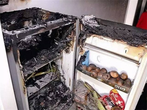 Đến một nhiệt độ nhất định, lượng nước có thể làm bung nắp chai, vỡ chai hoặc thậm chí là nổ tủ lạnh, rất nguy hiểm. Ảnh: Hanoimoi.