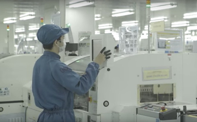 Bên cạnh đó, fanpage còn đăng kèm video quá trình sản xuất bảng mạch của Bphone 2. Ảnh: Youtube.