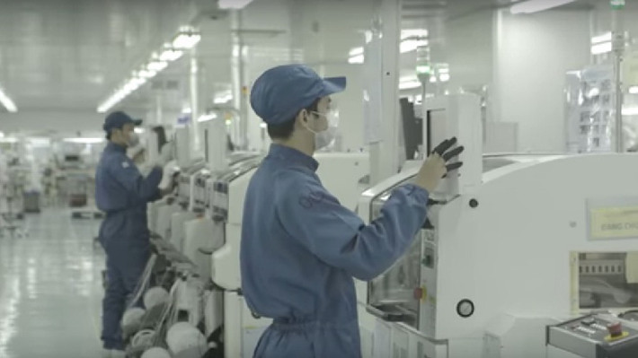 Đại diện của Bkav khẳng định BPhone 2 được sản xuất và lắp rắp hoàn toàn tại Việt Nam. Thiết kế kiểu dáng, thiết kế mạch điện tử, thiết kế cơ khí đều do Bkav thực hiện. Ảnh: Youtube.