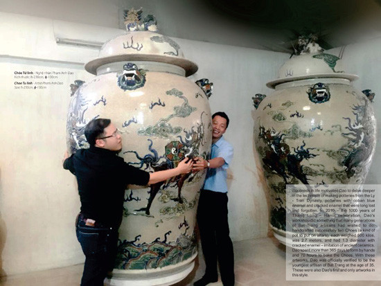 Đôi chóe Tứ Linh có chiều cao gần 2m, đường kính 1,2m và nặng 500kg. Đặc biệt, nó được gia công hoàn toàn bằng tay theo kỹ thuật vuốt gốm cổ truyền. Ảnh: Cafebiz.