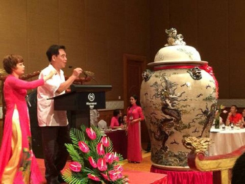 Trước đây, đã có những tài sản bạc tỷ được đấu giá thành công tại Việt Nam khiến nhiều người choáng váng. Trong phiên đấu giá nghệ thuật đầu tiên tại Việt Nam ngày 28/5/2016, đôi chóe với giá khởi điểm từ 900 triệu tới 1 tỷ đồng của nghệ nhân Phạm Anh Đạo đã được mua với mức giá 6 tỷ 50 triệu đồng. Ảnh: Thethaovanhoa.