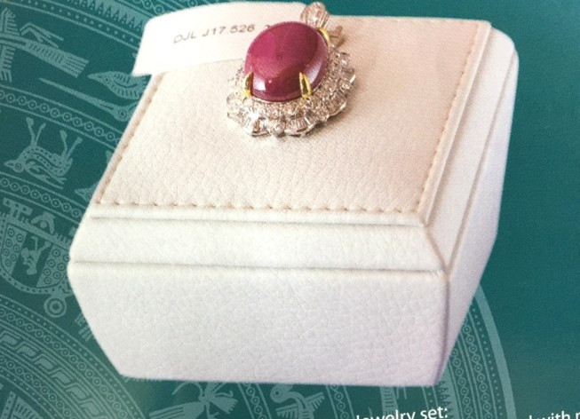 Cánh sao cân đối, rõ nét, độ trong cao, hai viên đá ruby này được đánh giá hoàn hảo và có giá trị cao. Vàng trắng tôn thêm vẻ đẹp huyền ảo lộng lẫy của bộ trang sức. Ảnh: Plo.
