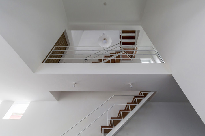 Đặc biệt, tất cả các phòng đều được nối với khu vườn hẹp và dài từ tầng trệt của ngôi nhà.