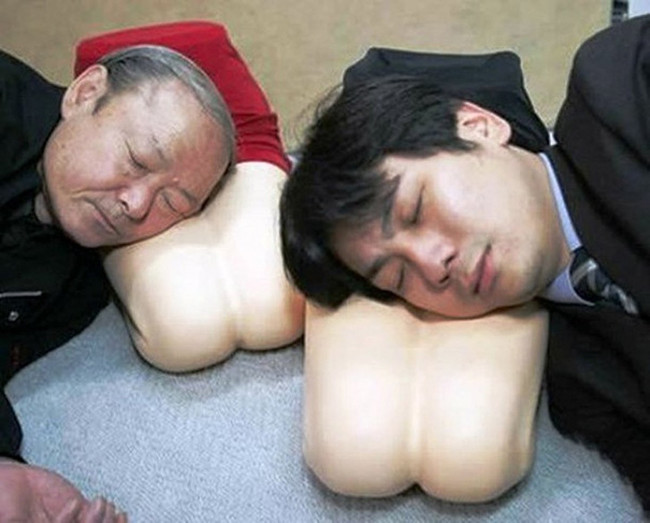 Phát minh quái dị như gối ngủ dành riêng cho anh em thường xuyên "mất ngủ" đây mà.
