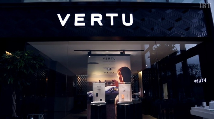 Không chỉ độc đáo trong thiết kế, Vertu còn có chiến lược quảng cáo khác thường. Thay vì ra mắt tại các triển lãm công nghệ như bao smartphone khác, Vertu xuất hiện trên các sàn diễn thời trang, như tuần lễ thời trang Paris. Các cửa hàng Vertu nằm tại vị trí nổi bật trong những khu mua sắm thời trang hàng hiệu để tạo ra hiệu ứng lan tỏa. Ảnh: IBTimes.