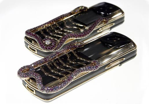 Các sản phẩm của Vertu đều "độc nhất vô nhị", hầu như không có chuyện sản xuất dự trữ. Điện thoại Vertu chỉ có một số lượng nhất định và làm theo đơn đặt hàng. Ảnh: Hexus.