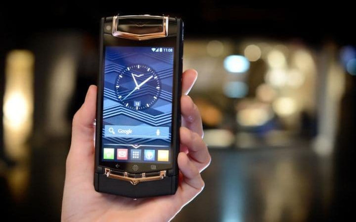 Ai cũng biết, điện thoại Vertu là biểu tượng của thượng lưu, đẳng cấp nhưng ít ai biết nó được ra đời từ ý tưởng biến điện thoại thành một vật trang sức. Ảnh: Telegraph.