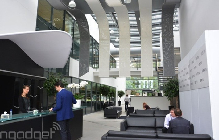 Trụ sở và nhà máy hơn 6.000 m2 của Vertu được xây dựng gần London đồng nghĩa với chi phí sản xuất vô cùng đắt đỏ. Tuy nhiên, việc đặt trụ sở ở đây giúp Vertu tiếp cận với thị trường chế tác trang sức xa xỉ và những hãng bán lẻ cao cấp như Neiman Marcus, Selfridges. Ảnh: Engadget.
