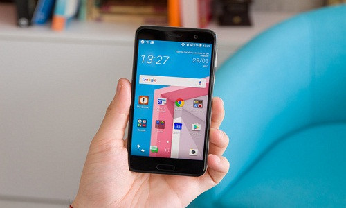 Sang đến tháng 4, HTC U Play tiếp tục giảm 1 triệu đồng. Chỉ sau 4 tháng có mặt tại Việt Nam, mẫu điện thoại của HTC đã trải qua hai lần giảm giá với mức giảm tổng cộng 2,5 triệu đồng. Ảnh: Phone Arena.